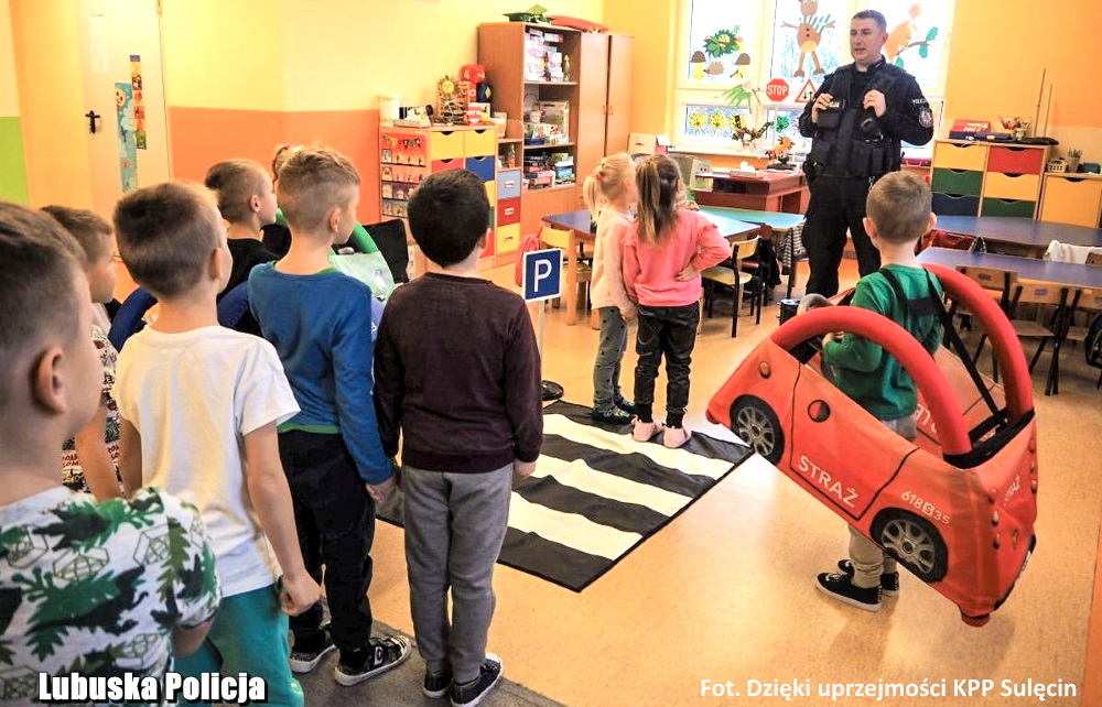 Policjanci szkolą maluchy